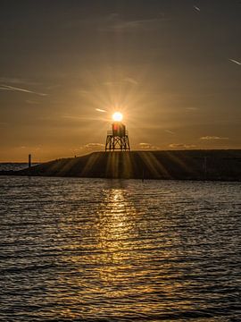 Zonsondergang en de vuurtoren van Stavoren in het tegenlicht by Harrie Muis