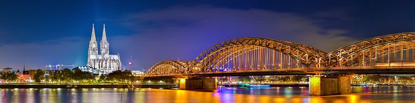 Kölner Dom und Hohenzollernbrücke bei Nacht von Günter Albers
