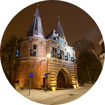 Cellebroederspoort in Kampen tijdens een koude winternacht van Sjoerd van der Wal Fotografie