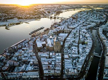 Vue de la ville de Kampen sur la rivière IJssel par un froid soleil d'hiver sur Sjoerd van der Wal Photographie