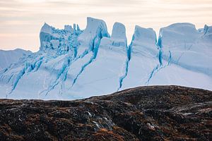 Des floes de glace pointus s'élevant derrière les rochers