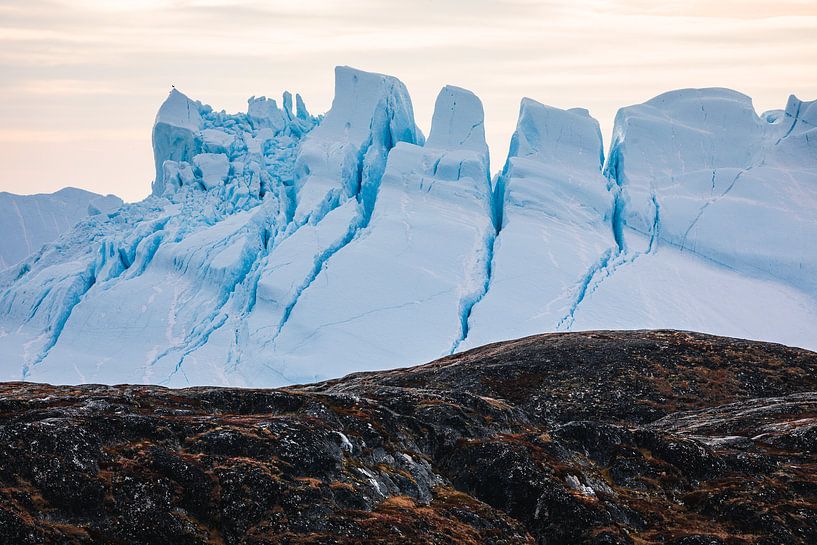 Puntige ijsschotsen die achter de rotsen opkomen van Martijn Smeets