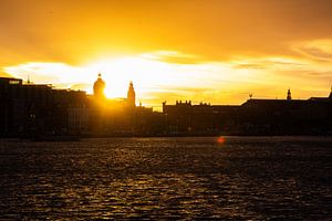 Sonnenuntergang am Amsterdamer Hauptbahnhof von Brenda bonte