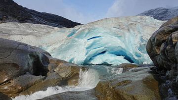 Blaues Eis vom Nigardsbreen-Gletscher von Aagje de Jong