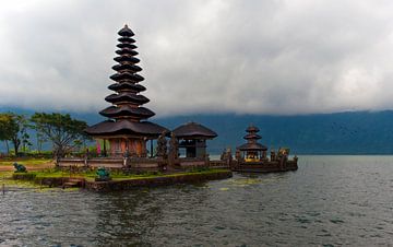 Pura Ulun Danu Bratan tempel....... von Wim Schuurmans