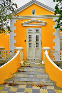 Curacao, geel landhuis in de wijk Scharloo van Dubbel Dushi