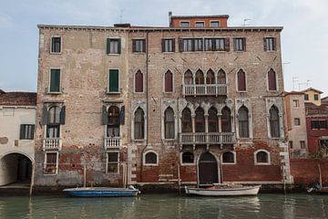 Paleis aan kanaal in oude centrum Venetie, Italie van Joost Adriaanse