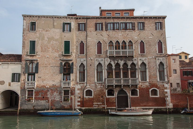 Palais au bord du canal dans la vieille ville de Venise, Italie par Joost Adriaanse