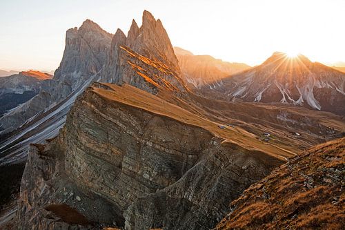 Waar de aarde de hemel raakt. Zonsopgang op de top van de Seceda