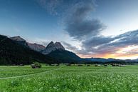 Beierse zomerweiden met uitzicht op de bergen in Garmisch-Prtenkirchen van Christina Bauer Photos thumbnail