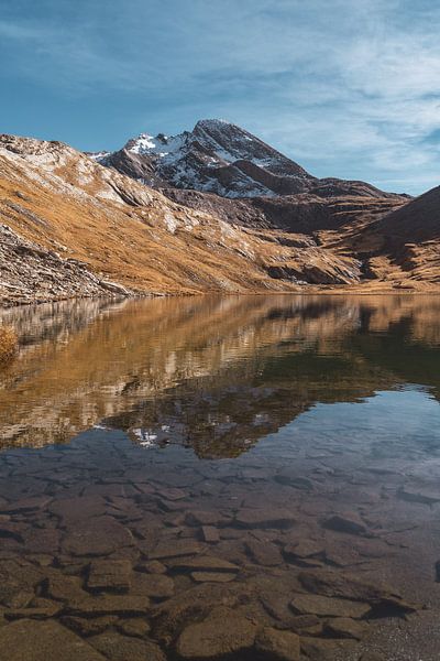 Weerspiegeling van berg in een meer in de Queyras, Frankrijk van Martijn Joosse