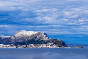 Blick von der Stadt Ålesund auf die Insel Godøya  in Norwegen