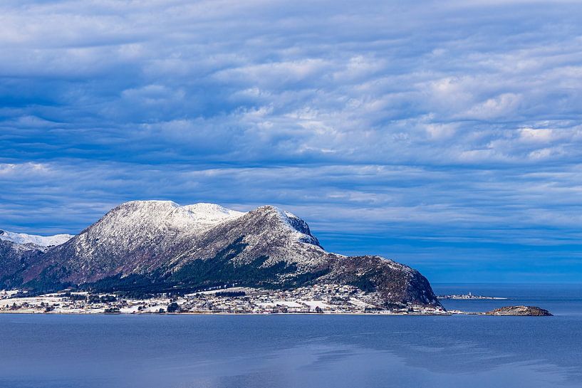 Blick von der Stadt Ålesund auf die Insel Godøya  in Norwegen von Rico Ködder