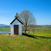 Chapelle avec vue sur le lac Riegsee, en Haute-Bavière sur SusaZoom