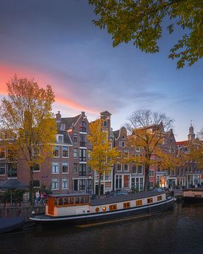 Prinsengracht in Amsterdam | Woonboot in de herfst | Zonsondergang van Marijn Alons