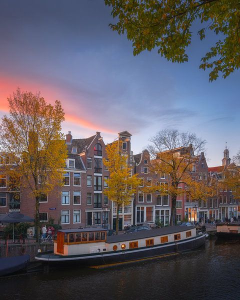 Prinsengracht à Amsterdam | Péniche en automne | Coucher de soleil par Marijn Alons