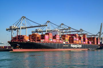 Containerschip Al Nefud aangemeerd bij de containerterminal