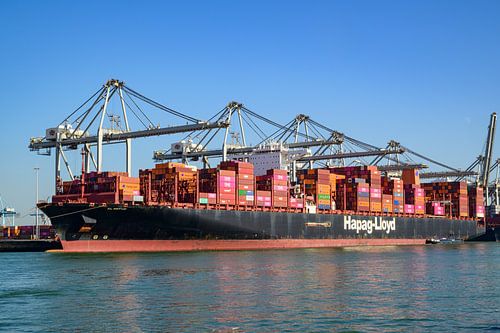 Containerschip Al Nefud aangemeerd bij de containerterminal
