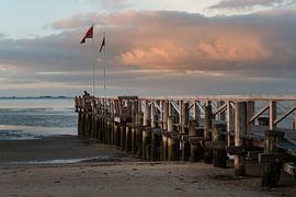 Seebrücke am Südstrand von Wyk auf Föhr im Morgenlicht von Jens Seßler