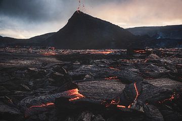 Cratère Geldingadalir d'Islande avec coulée de lave sur Jean Claude Castor