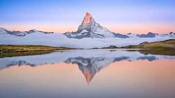Matterhorn weerspiegeld in het Stelli meer in de vroege ochtend van Peter Schray