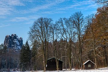 Schneebedeckter Gipfel neben Holzhütten von Holger Spieker