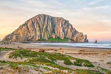 Een zonsopgang voor Morro Rock van Joseph S Giacalone Photography