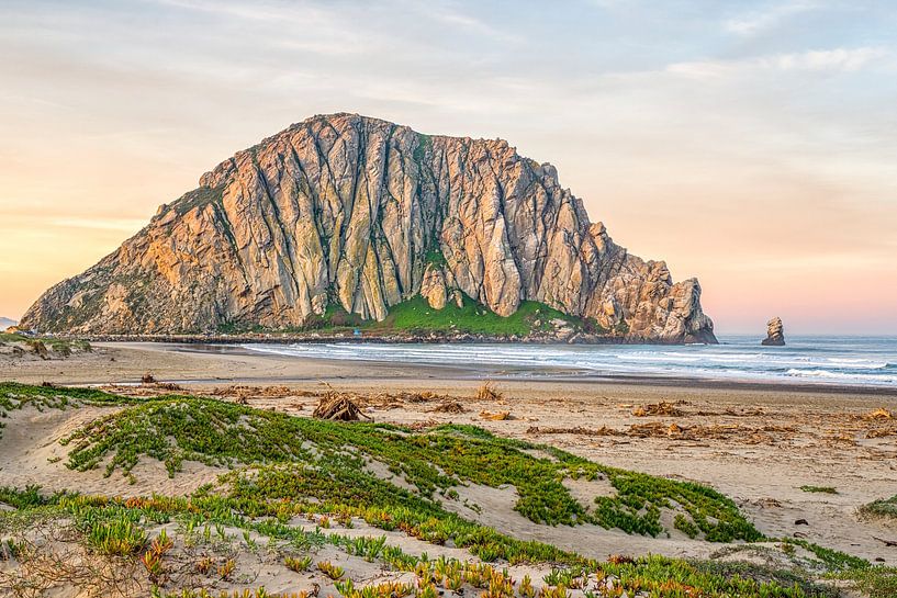 Een zonsopgang voor Morro Rock van Joseph S Giacalone Photography