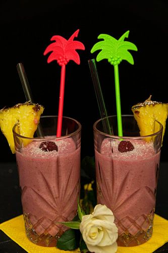 Framboos en ananas kokos cocktail met rum.