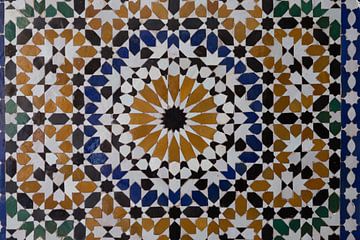Mosaik in der Mauer des Palastes in Marrakesch von Maarten Hoek