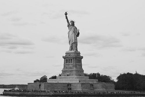 Die Freiheitsstatue von Ellis Island - Schwarz-Weiß-Perspektive