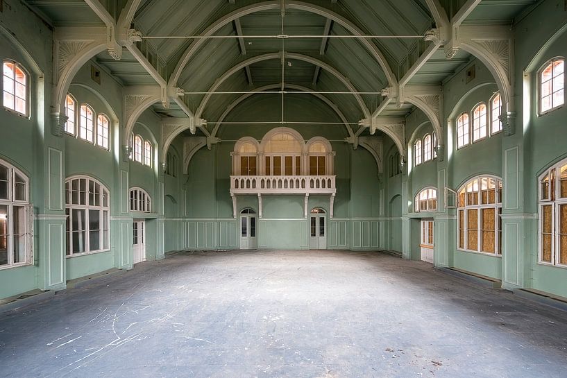 Grüne verlassene Turnhalle. von Roman Robroek – Fotos verlassener Gebäude