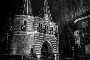 Altes Tor in der Stadt Kampen während eines Schneeduschens
