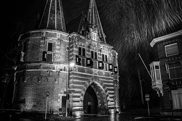 Oude poort in de stad Kampen tijdens en sneeuwbui van Fotografiecor .nl