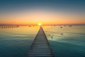 Gardameer, steiger en zwanen bij zonsondergang. Lazise, Italië van Stefano Orazzini