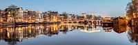 Grachtenhuizen aan de Amstel rivier in Amsterdam van Frans Lemmens thumbnail