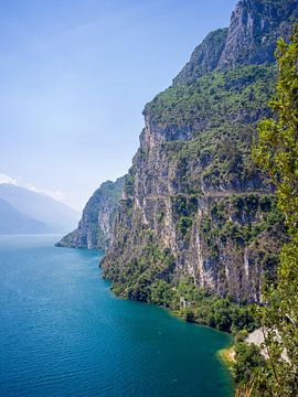 Gardameer - Ponale weg bij Riva del Garda van t.ART