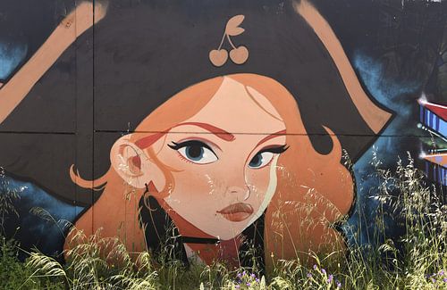 Graffitis dans le sud brûlant de l'Espagne. Fille pirate