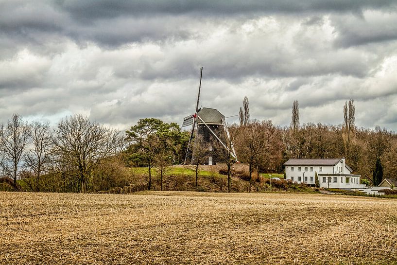 Donkere wolken boven Molen Vrouwenheide van John Kreukniet