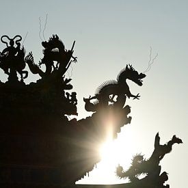 Silhouette de dragons sur un temple à Jiufen sur Renzo de Jonge