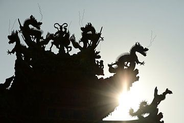 Silhouette de dragons sur un temple à Jiufen sur Renzo de Jonge