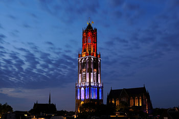 Paysage urbain d'Utrecht avec la tour Dom rouge-blanc-bleu lors du départ du Tour de France 