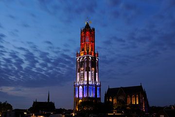 Stadsgezicht van Utrecht met rood-wit-blauwe Domtoren tijdens de start van de Tour de France 