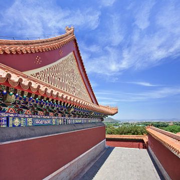 Pavilion at Summer Palace gegen einen blauen Himmel mit Wolken von Tony Vingerhoets