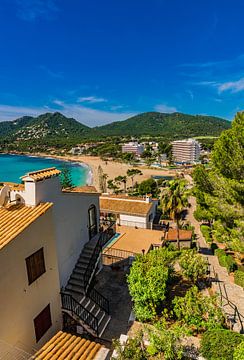 Prachtig uitzicht op de baai van Canyamel, kustlijn op het eiland Mallorca, Spanje Middellandse Zee van Alex Winter