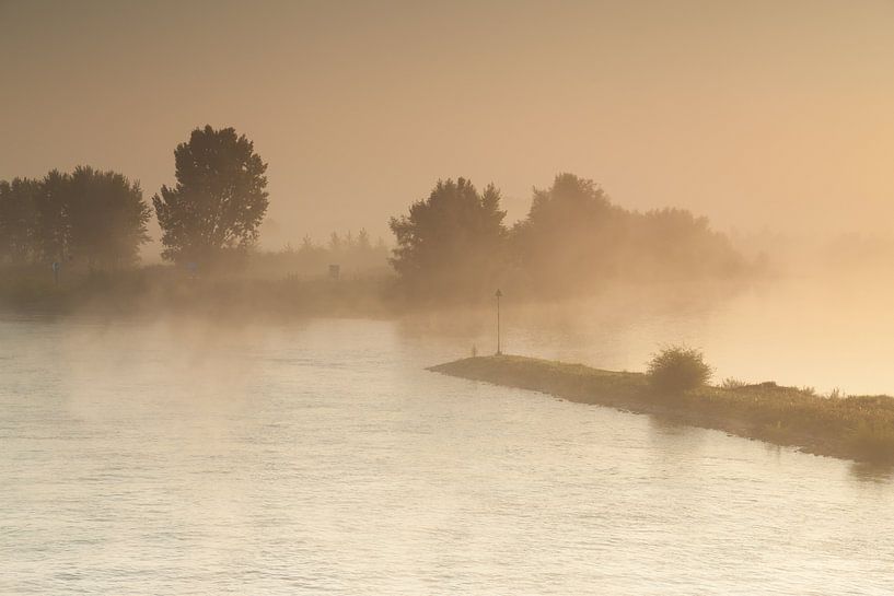 Ijssel im Nebel von Elroy Spelbos Fotografie