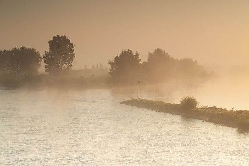 Ijssel in de mist van Elroy Spelbos Fotografie