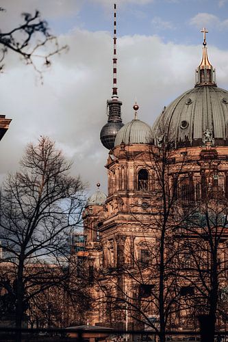 Berliner Dom Fernsehturm Berlin Straßenfotografie von Bastian Otto