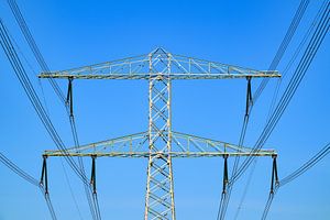 Hochspannungsmasten mit Stromleitungen
