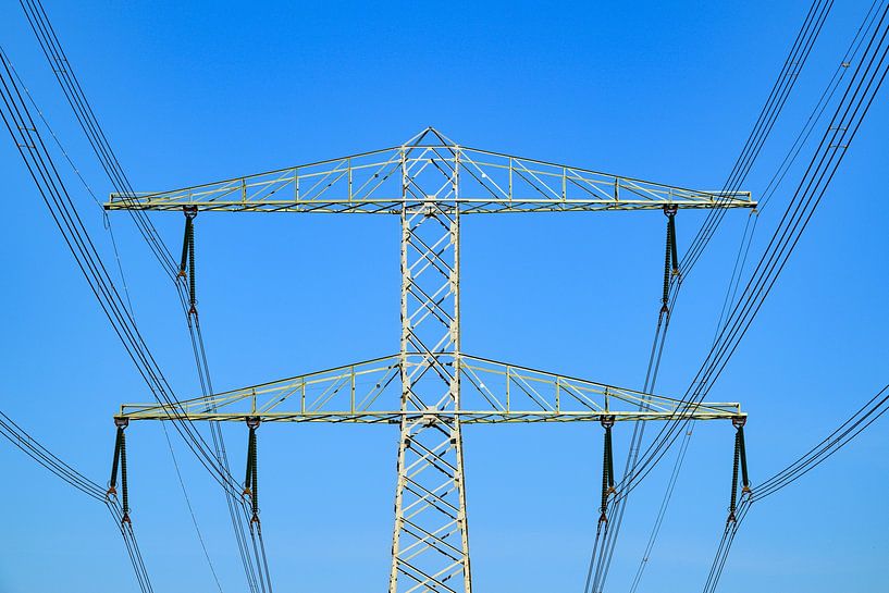 High Voltage electricyty transmission towers with power lines  by Sjoerd van der Wal Photography